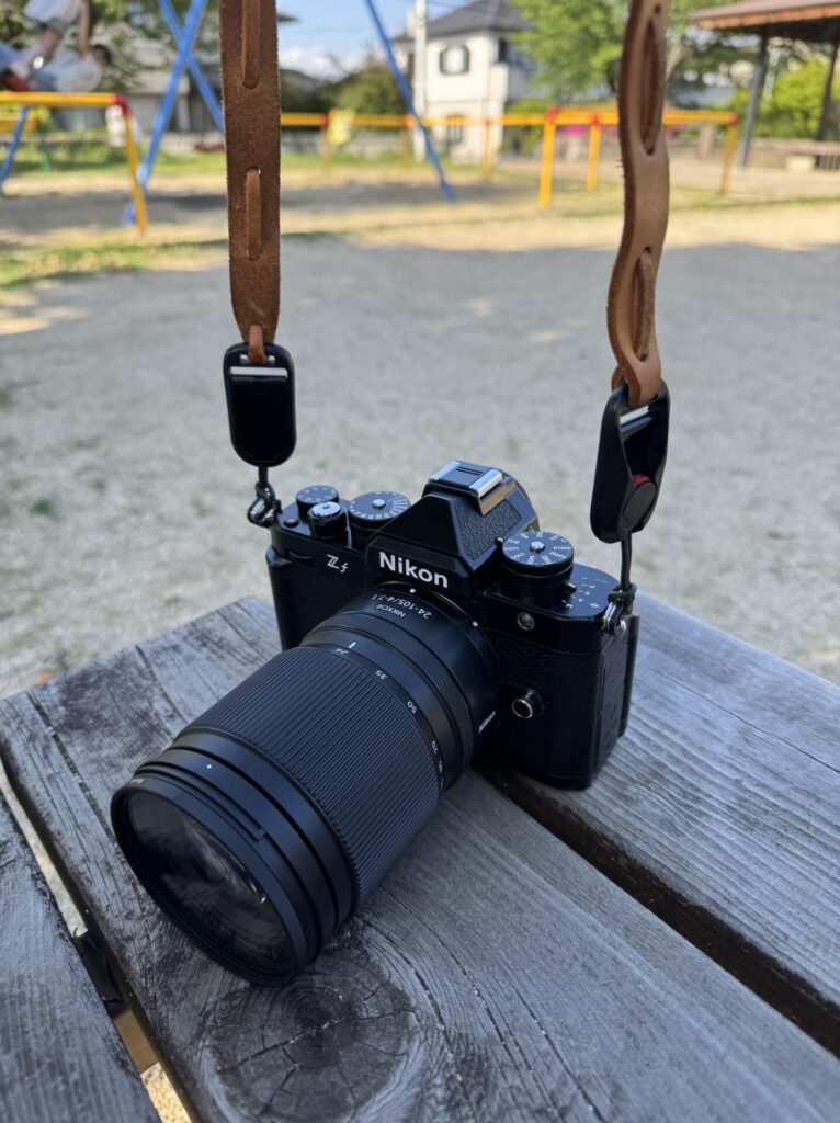 Nikon Zf にピークデザインのアンカーリンクスとイルビゾンテのヌメのストラップ