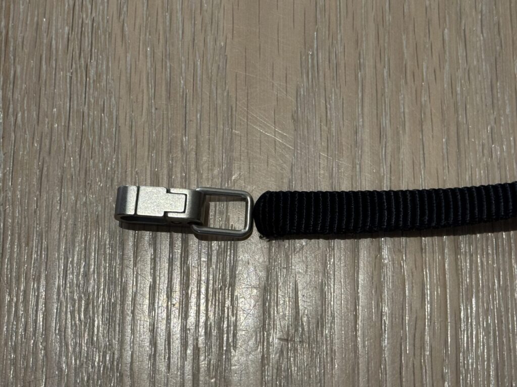 フレックストップの金具のサイズと、ニコンのストラップの紐のサイズが合っていない写真