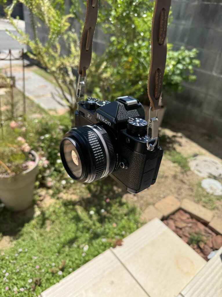Nikon Zf にフレックストップの金具とイルビゾンテのストラップ(グレー)