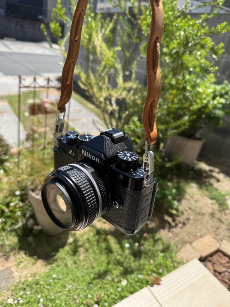Nikon Zf にフレックストップの金具とイルビゾンテのストラップ(ヌメ)