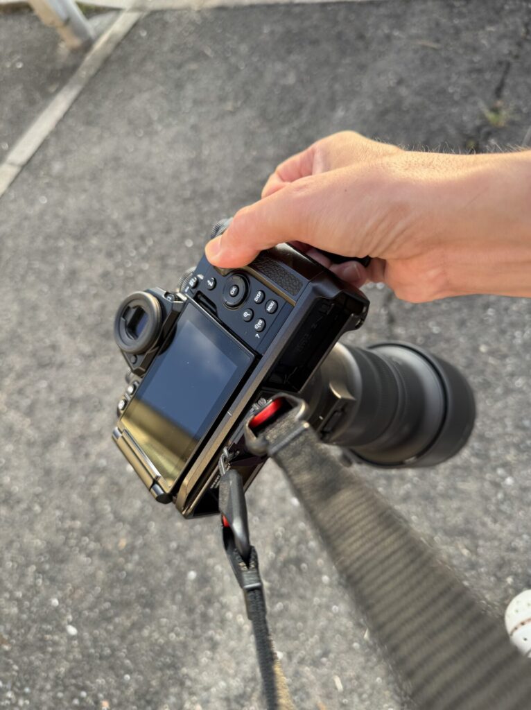 ピークデザインのPL-QS-1 をカメラにつけてぶら下げた状態